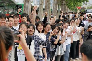 颜值很高！申京在社媒晒与女友合照！